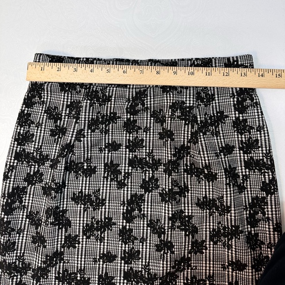 Elegant Black and White Floral Skirt - Picture 2 of 8